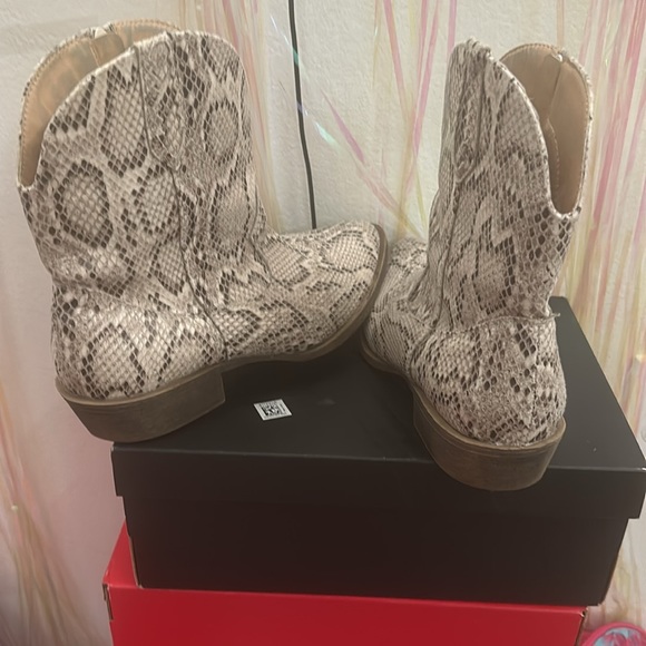 Snakeskin ankle cowgirl boots brand SUGAR size 9 - Picture 2 of 2